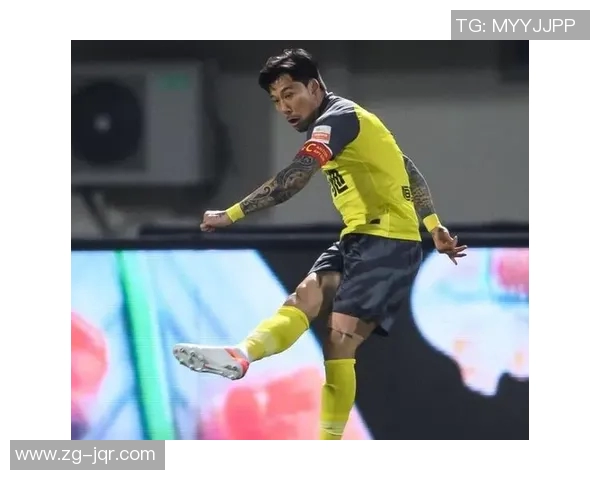 足球明星背部纹身图案解析与背后故事分享